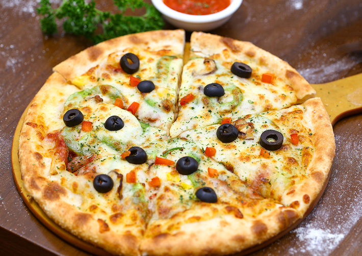 Nguyên liệu làm pizza bao gồm những gì?