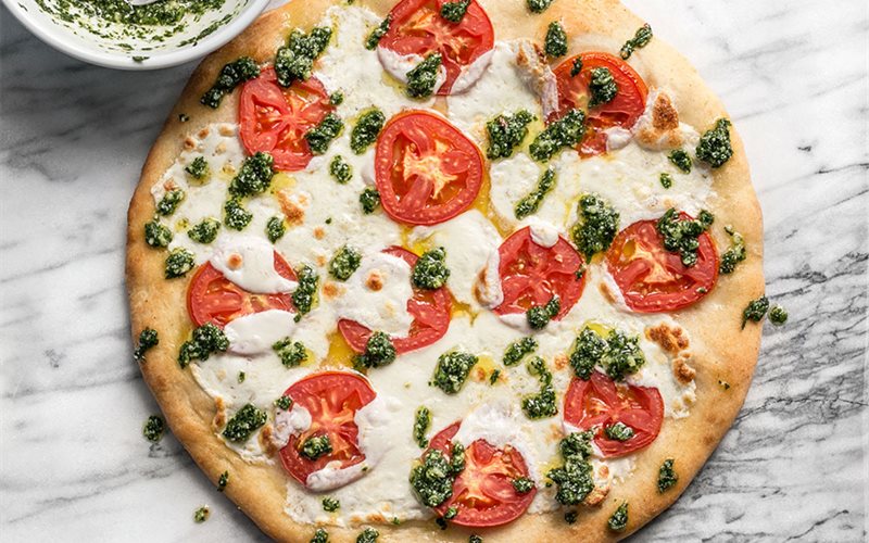 Nguyên liệu làm pizza bao gồm những gì?